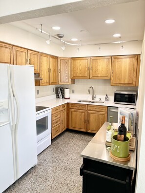 Kjøleskap, mikrobølgeovn, ovn og kokeplater