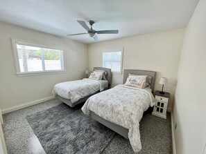 3 soverom, skrivebord, strykejern/-brett og wi-fi (inkludert)