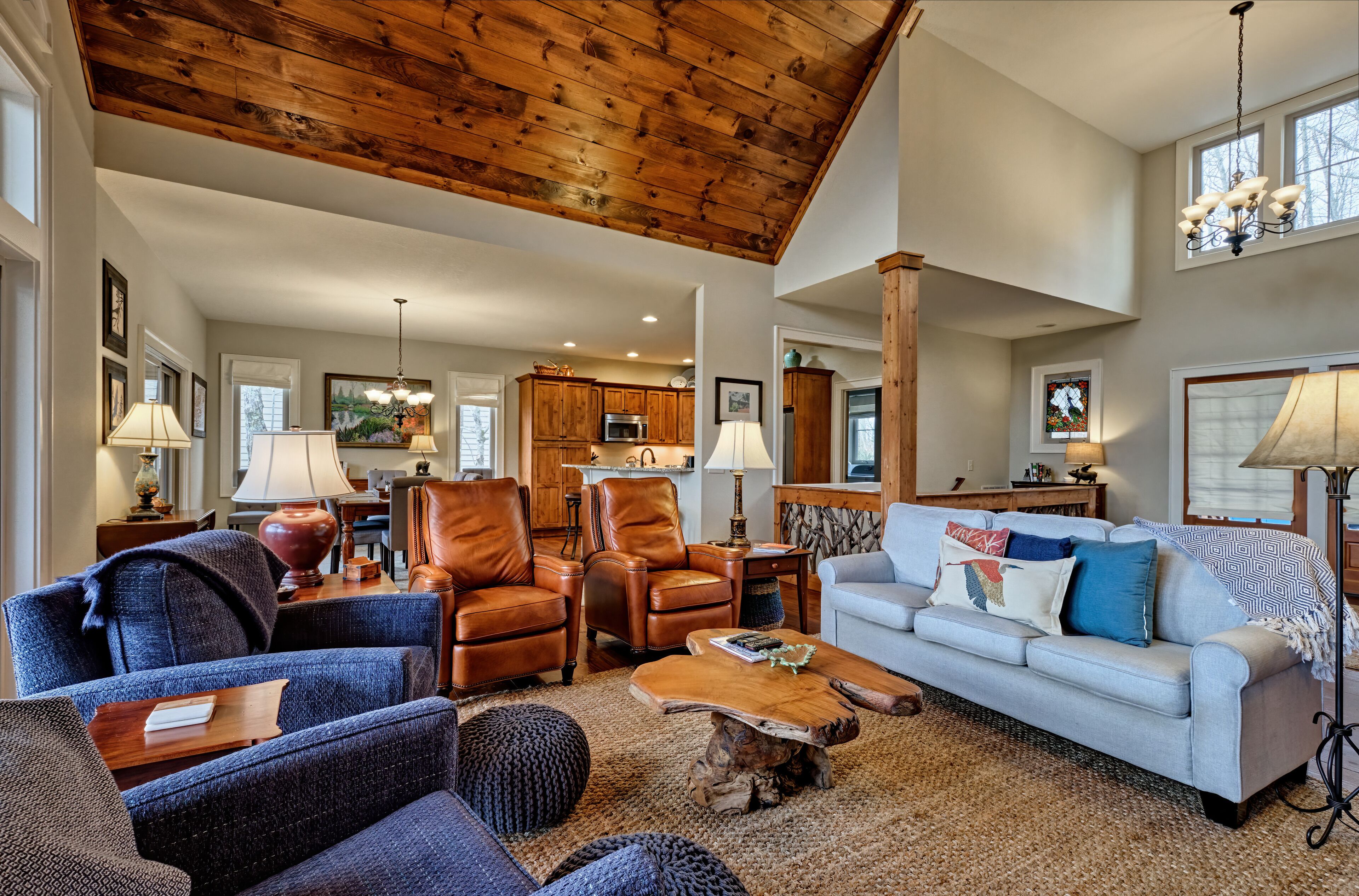 Red Bear-Inn! Mountain View Enjoyed From Screened Deck With Fireplace!