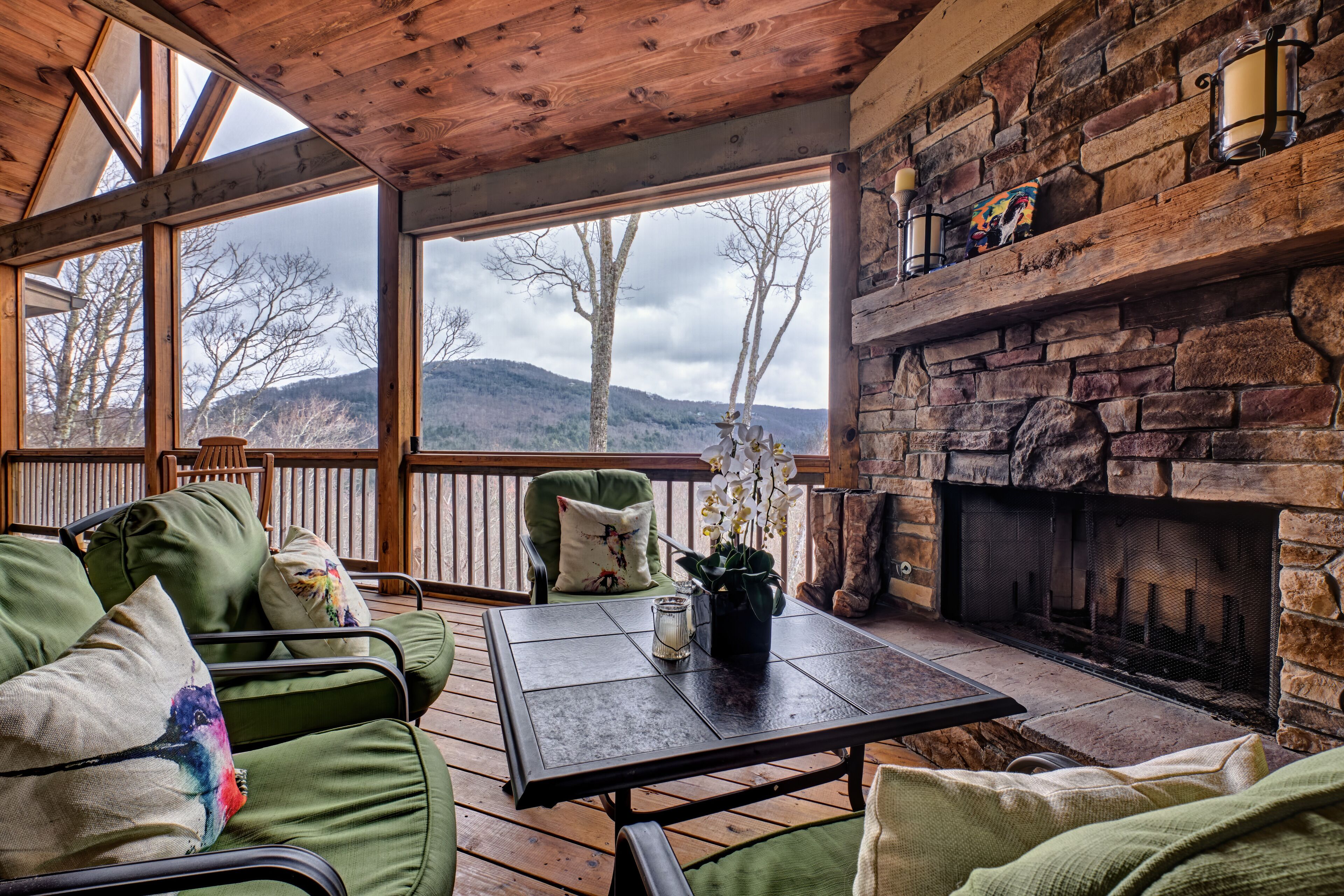 Red Bear-Inn! Mountain View Enjoyed From Screened Deck With Fireplace!
