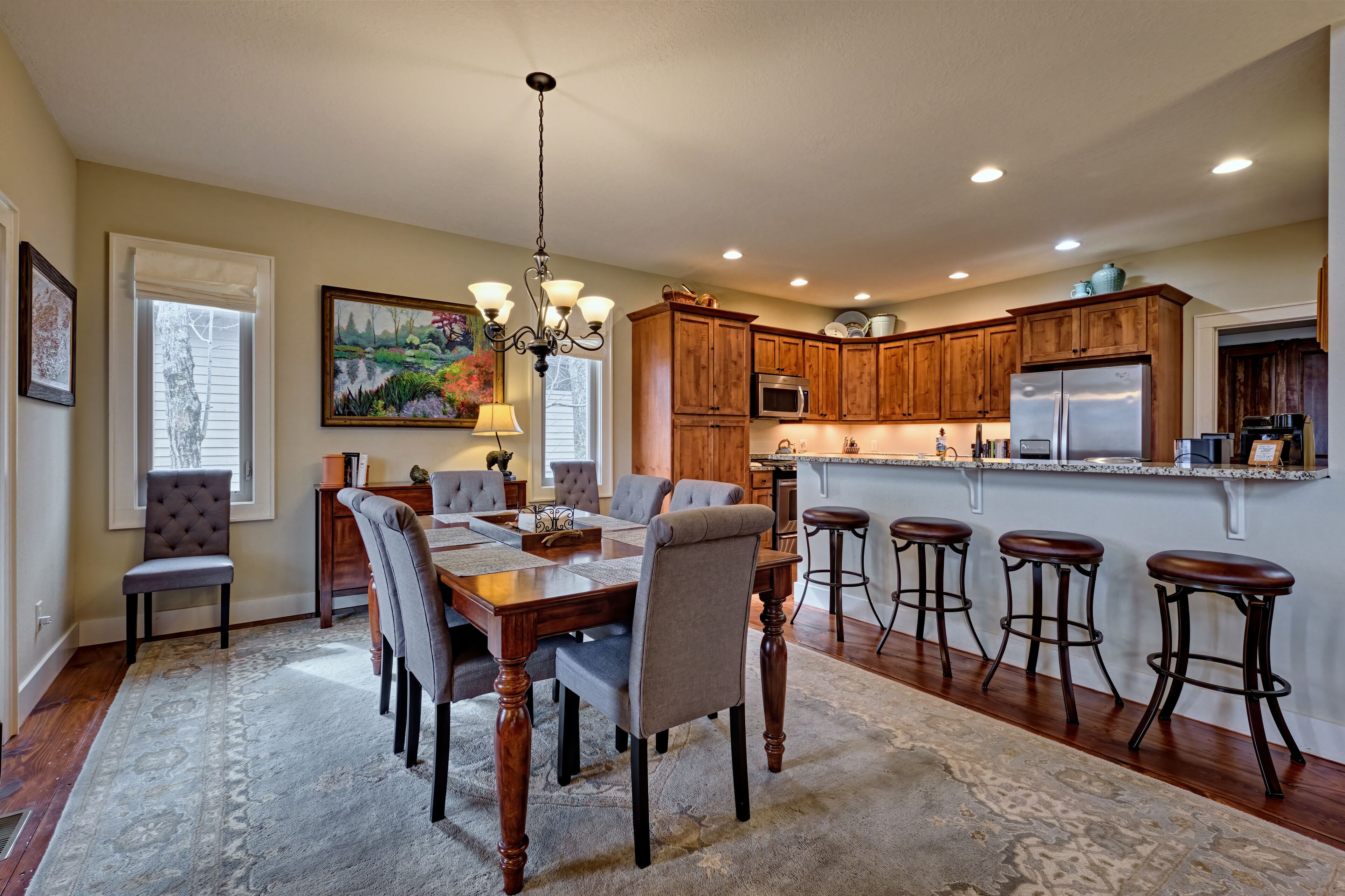 Red Bear-Inn! Mountain View Enjoyed From Screened Deck With Fireplace!