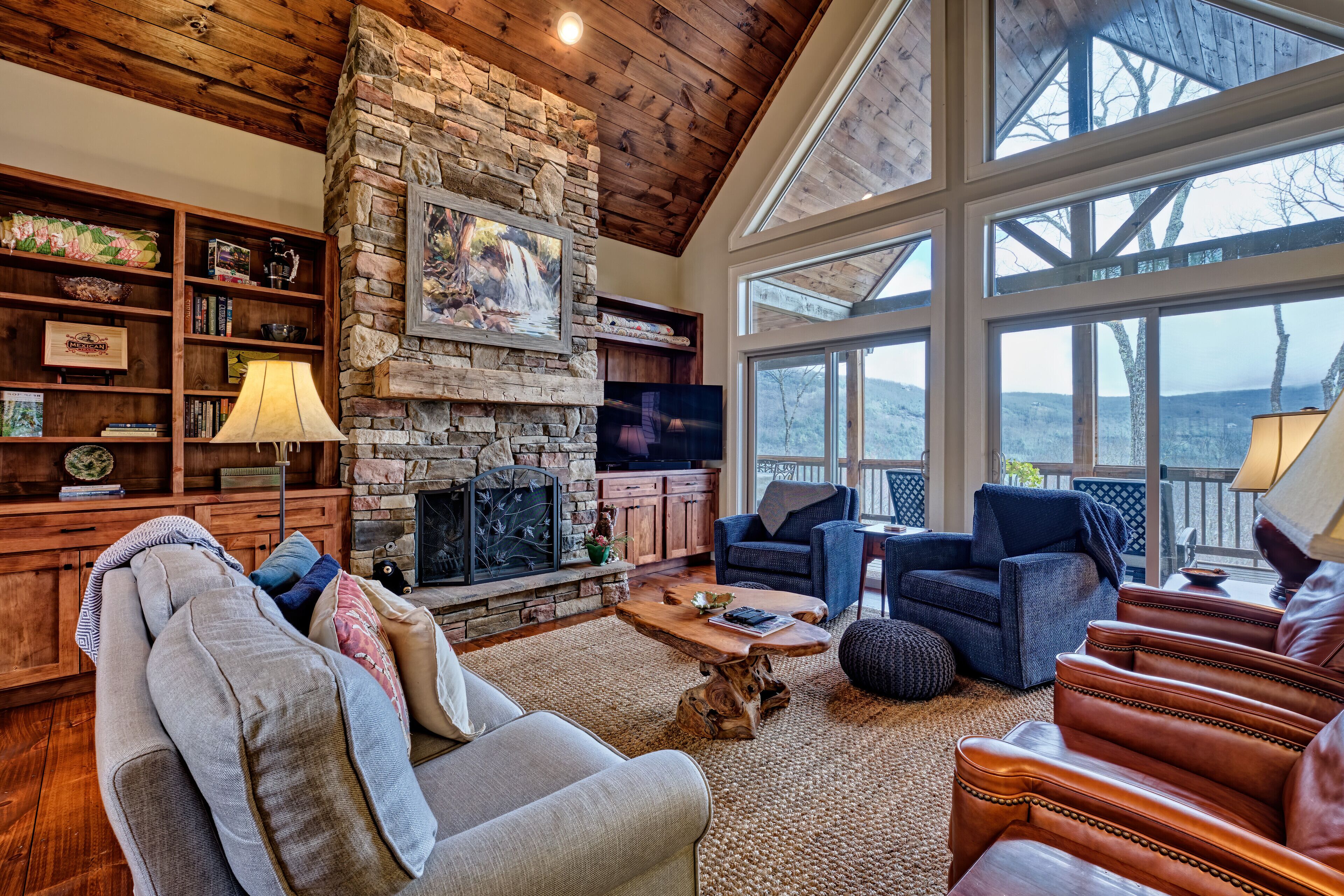 Red Bear-Inn! Mountain View Enjoyed From Screened Deck With Fireplace!