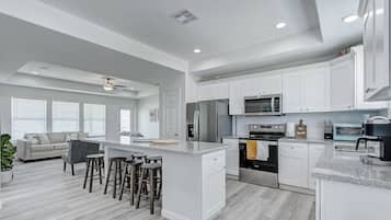 Geladeira, fogão, cooktop, lava-louças