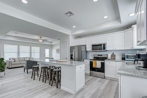 Fridge, oven, stovetop, dishwasher