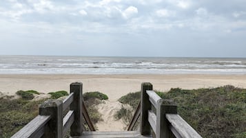 Perto da praia, espreguiçadeiras, toalhas de praia