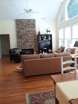Living area - Lanier lakefront with private dock. (Murrayville)
