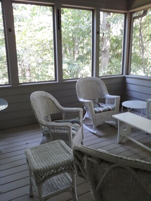 Interior - Lanier lakefront with private dock. (Murrayville)