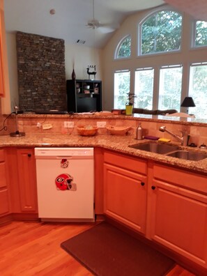 Private kitchen - Lanier lakefront with private dock. (Murrayville)