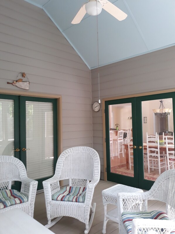 Dining - Lanier lakefront with private dock. (Murrayville)