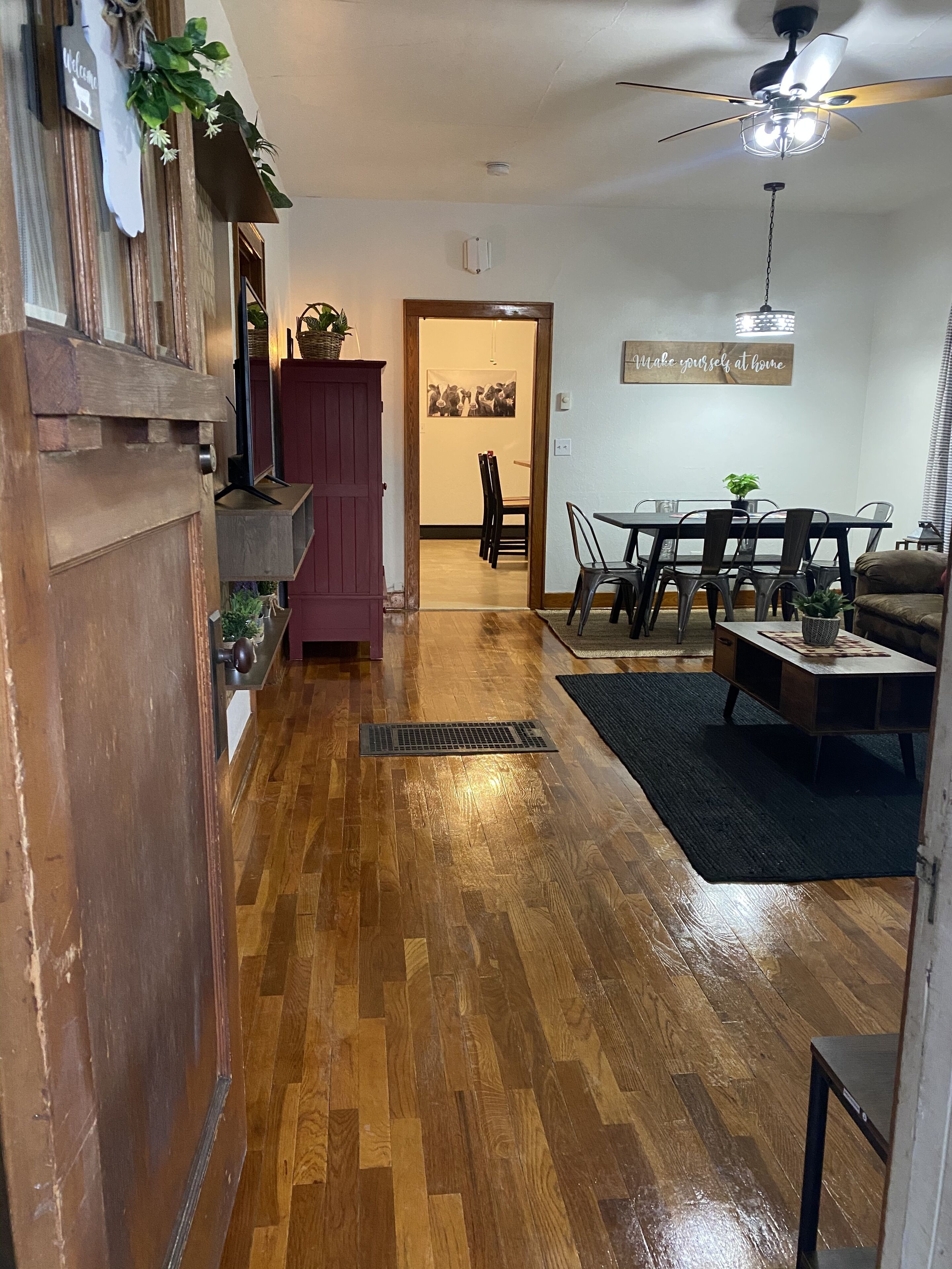 Cozy 2 bedroom home with your own parking. Can sleep 9