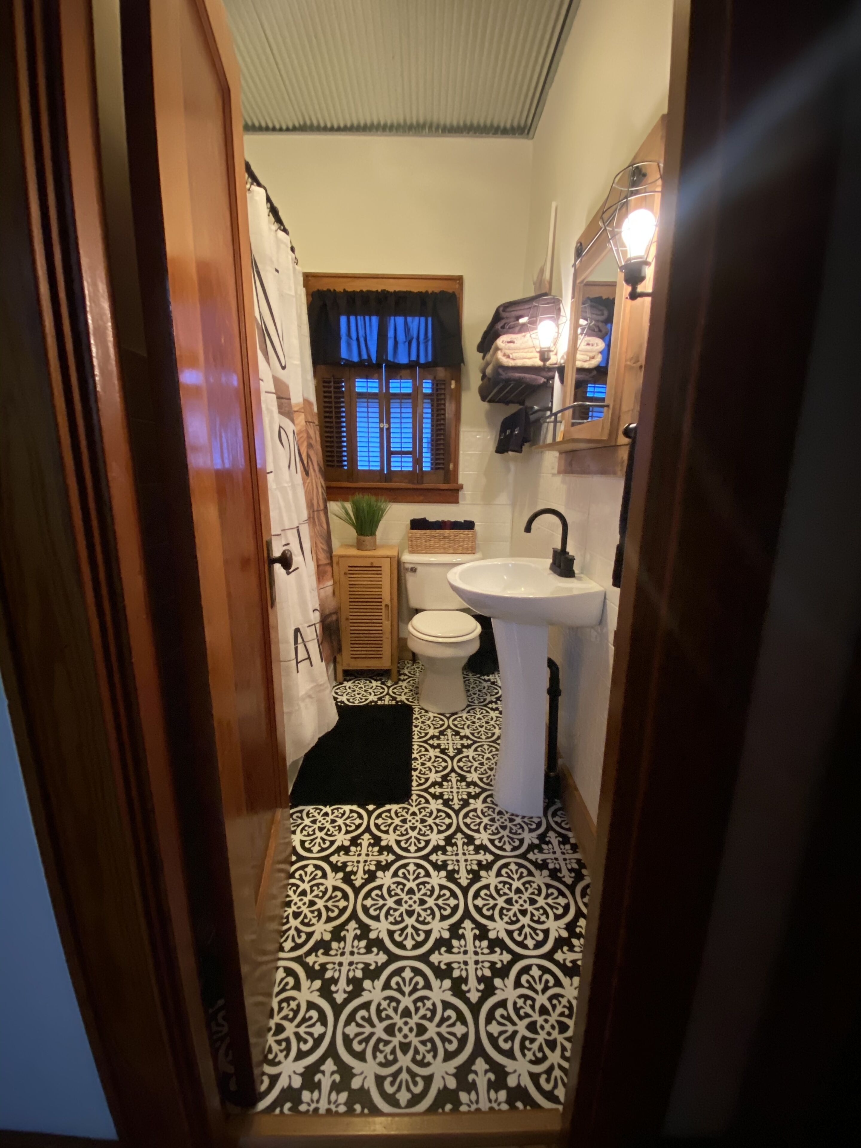 Cozy 2 bedroom home with your own parking. Can sleep 9