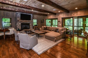 Smart TV, fireplace, table football, books - November Discounts - The Toccoa River - Aska Adventure Area - Hike, Fish & Relax (Blue Ridge)