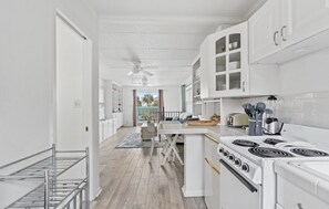 Kjøleskap, mikrobølgeovn, ovn og kokeplater