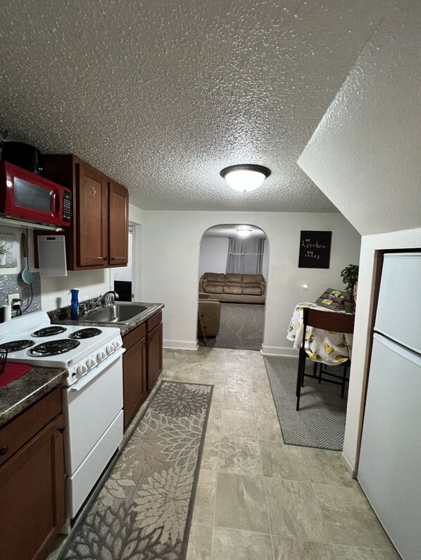 Kjøleskap, mikrobølgeovn, ovn og kokeplater