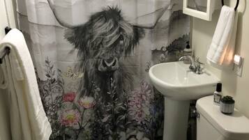 浴槽、ヘアドライヤー、タオル、石鹸