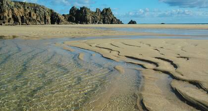 Cynibre - a house that sleeps 6 guests in 3 bedrooms