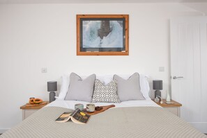 3 bedrooms, desk, iron/ironing board, Internet