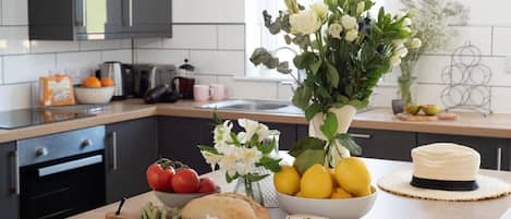 Réfrigérateur, four à micro-ondes, un four, surface de cuisson