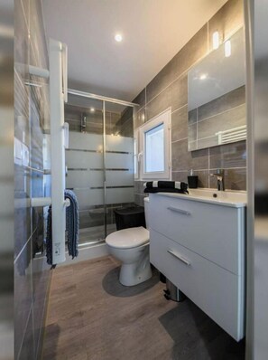 Douche, serviettes fournies, papier toilette