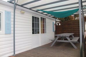 Outdoor dining - MOBILHOME PERROS GUIREC CLOSE TO THE SEA-WIFI (Kermaria-Sulard)