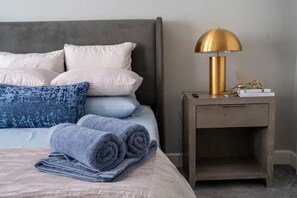 3 slaapkamers, een strijkplank/strijkijzer, gratis wifi, beddengoed