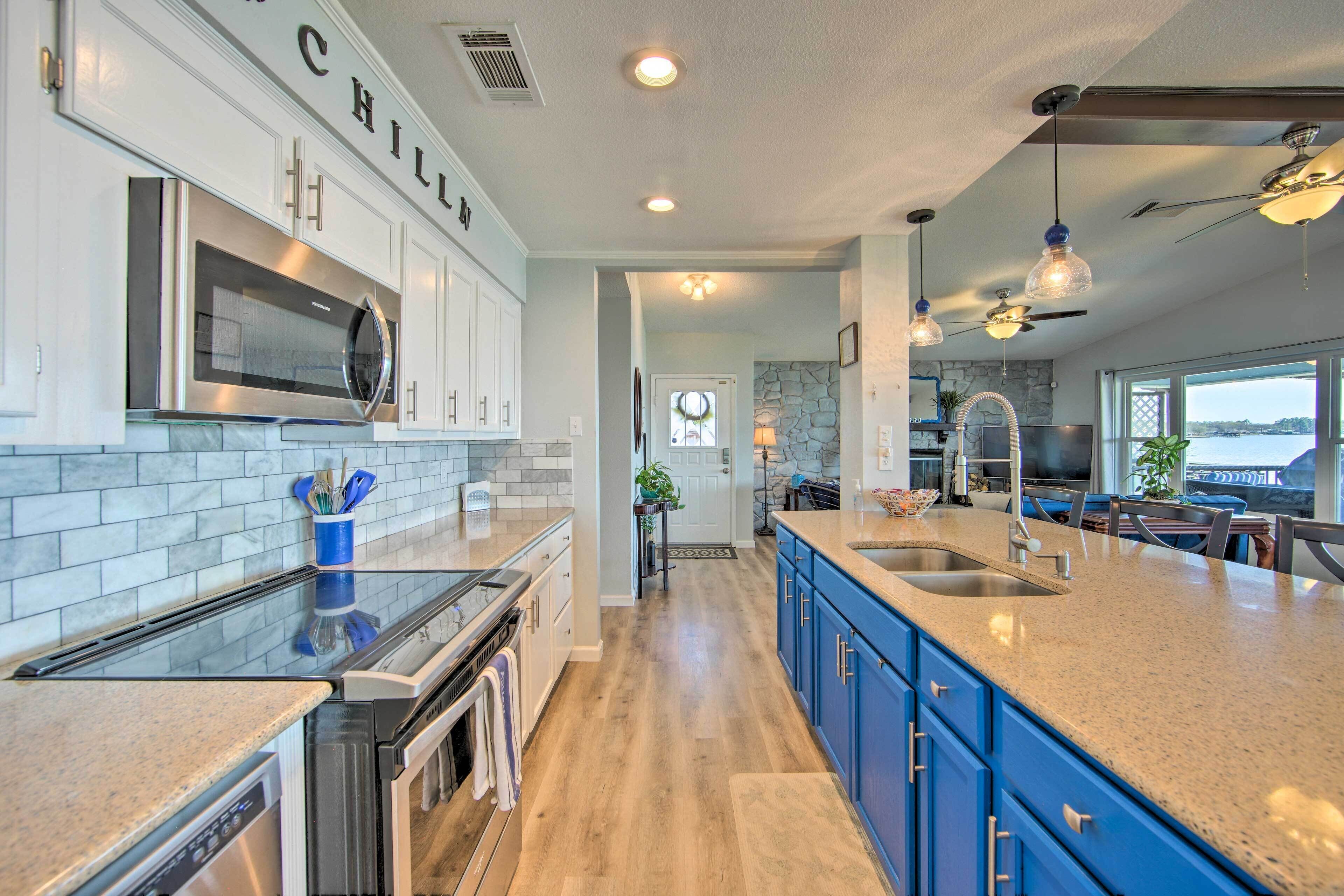 Lakefront Gun Barrel City Home w/ Hot Tub!