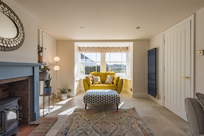 TV - Wheelwrights Cottage - beautiful cottage by Bloom Stays, sleeping 5 guests in 3 bedrooms (Robertsbridge)