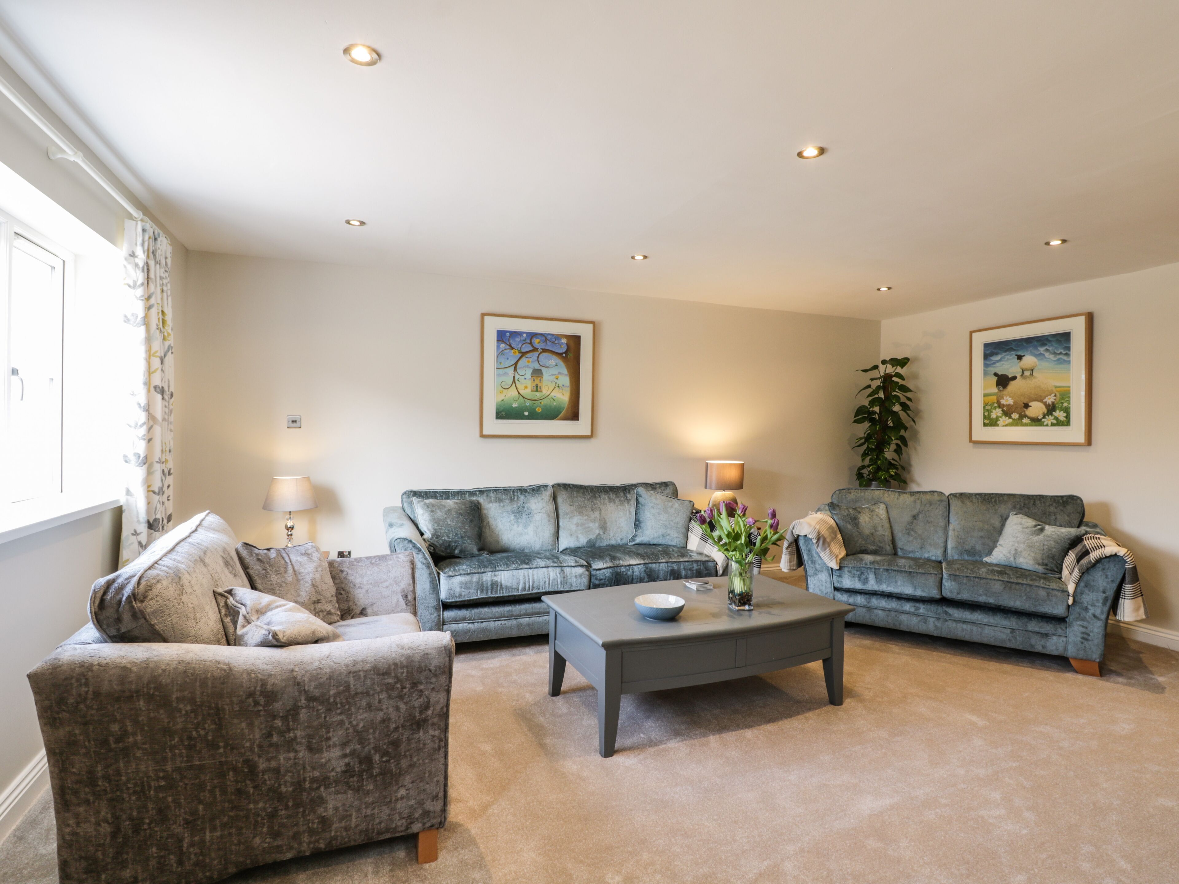 ROSE COTTAGE, pet friendly, character holiday cottage in Faceby