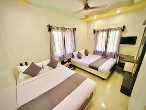 Kamar Quadruple Deluks, 2 Tempat Tidur Double | Meja kerja, kedap suara, dan Wi-Fi gratis