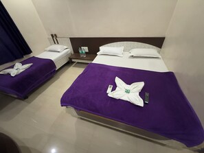 Triple Bed AC | Desk, soundproofing, free WiFi