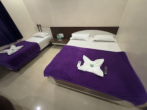 Triple Bed AC | Desk, soundproofing, free WiFi