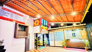 施設の正面 (日没後)
