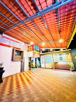 Bagian depan properti - sore/malam