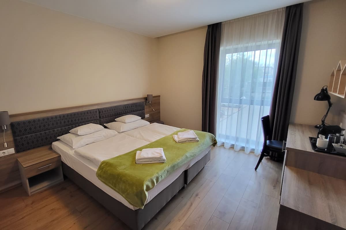 Habitación estándar con 1 cama doble o 2 individuales | Minibar, caja fuerte, escritorio y cortinas opacas