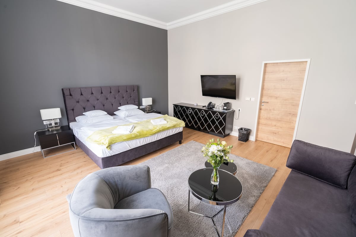 Habitación doble superior | Minibar, caja fuerte, escritorio y cortinas opacas