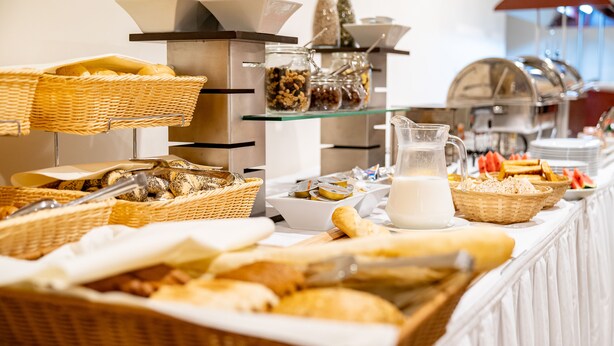 Un buffet proposant une variété de plats et de récipients, notamment des paniers, des bols et une carafe.