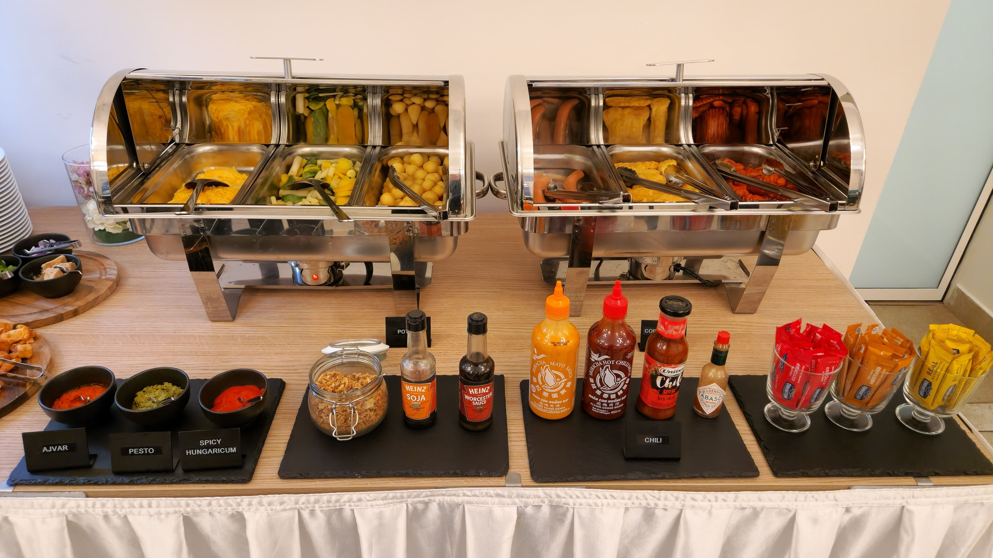Un bufé con diversos alimentos y acompañamientos.