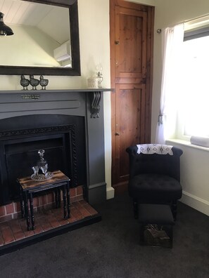 Interior - Sarah's Cottage Penola: Lovely stone cottage, WiFi AC Fire Spa BBQ pet friendly (Penola)