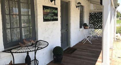 Sarah's Cottage Penola: Charming colonial stone cottage, WiFi AC Fire Spa BBQ