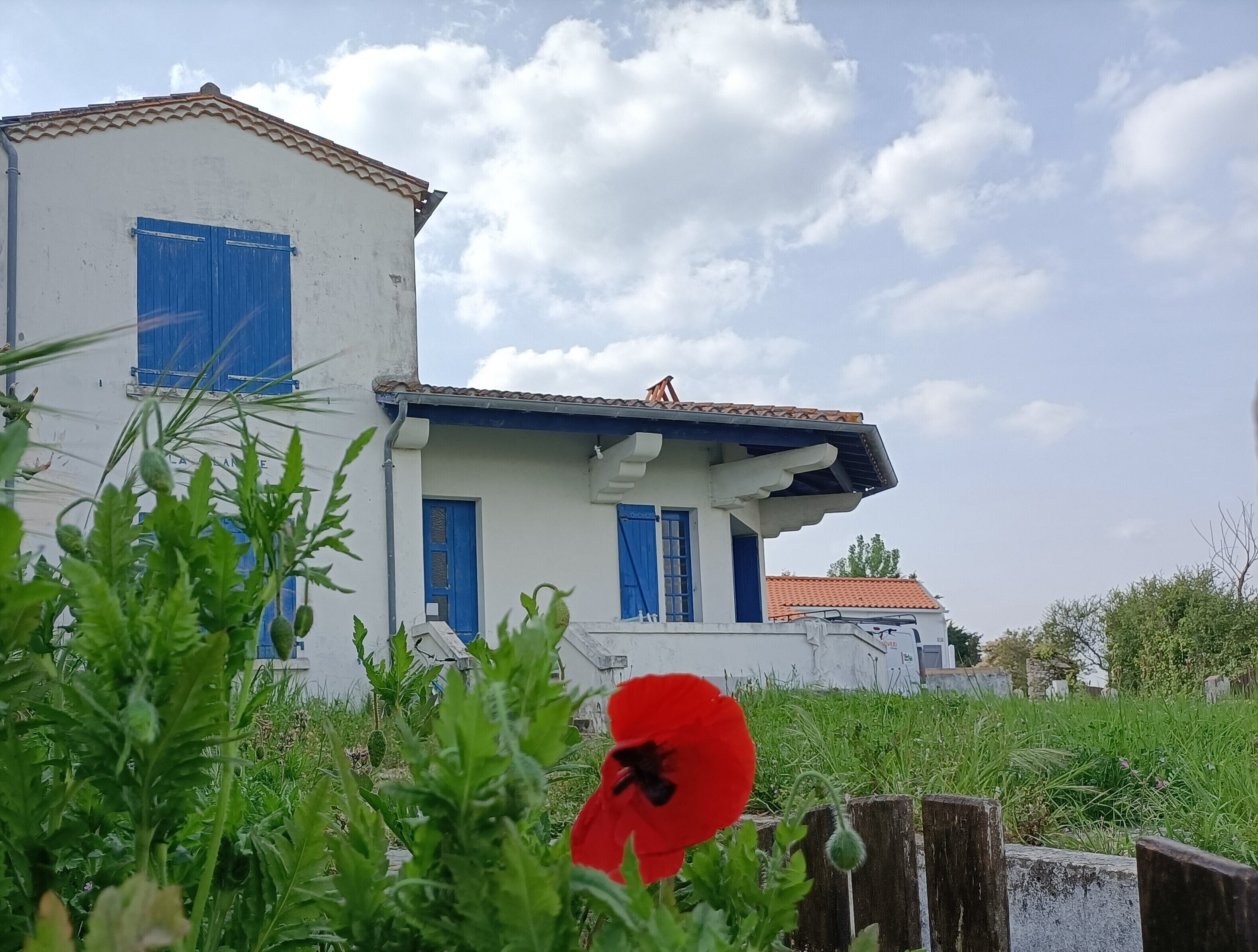 House 5 minutes walk from Boisvinet beach, the port, train station and town center