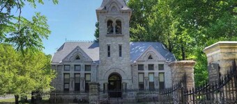 Entire home in quaint neighborhood -walk to restaurants and close to everything!