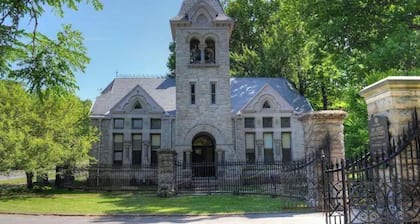 Entire home in quaint neighborhood -walk to restaurants and close to everything!