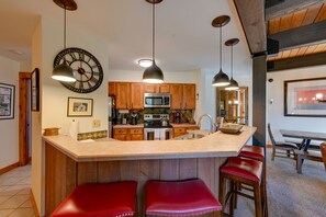 Réfrigérateur, micro-ondes, plaque de cuisson, lave-vaisselle
