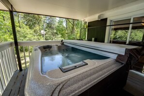 Outdoor spa tub