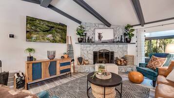 Smart TV, Netflix, Hulu, streaming services