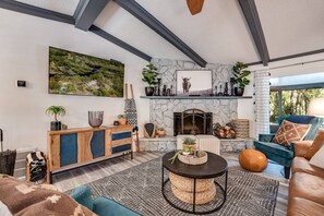 Smart TV, Netflix, Hulu, streaming services