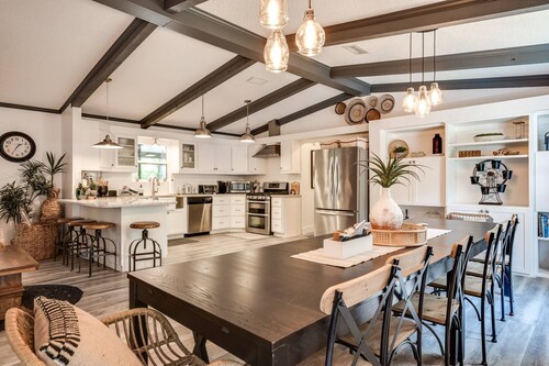 Amazing Home on Black Creek |Watersports Fun |Hot Tub |Firepit |BBQ |Boat Parking|Close to Boat Ramp