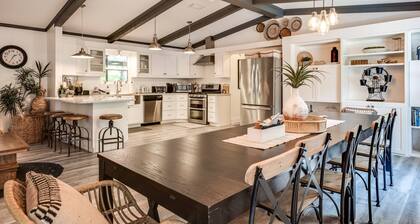 Amazing Home on Black Creek |Watersports Fun |Hot Tub |Firepit |BBQ |Boat Parking|Close to Boat Ramp