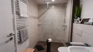 Douche, sèche-cheveux, serviettes fournies, savon