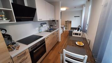 KĂŒhlschrank, Herdplatte, Wasserkocher mit Kaffee-/Teezubehör